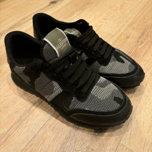 Valentino Rockrunners - Säljer nu mina Rockrunners då jag inte använder de lika mycket längre, perfekta nu hösten och lite kallare väder, Strlk - 42 ~ Skick - 8/10 ~ Mitt pris - 1559 ~ Bara att höra av er om ni har nåra frågor, priset är inte suttet i sten!!✌🏼