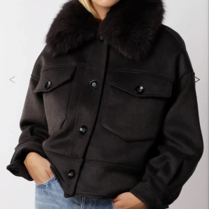 meotine jacka - säljer denna snygga meotine jacka med päls 💕 den är i wool modellen och passar därför perfekt till vintern då den är lite tjockare!!🫶🏼🫶🏼 använd en vinter  men fint skick!🩷skickar fler bilder vid intresse❣️ (nypris 2600) BILD 2,3 ÄR MINA, ge prisförslag!