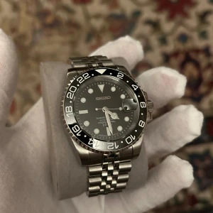 Seiko mod “submariner” 40mm - Ny Seiko mod 40mm, NH35 movement på insidan, vattentålig 20atm så går att simma med utan problem, skicka Dm vid frågor eller prisförslag.