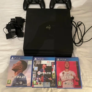 Ps4 PRO  - Ps4 PRO som jag inte använder längre den funkar som en ny och 10/10 i sick, laddare,spel, och strömkabel kommer med och lådan, kvitto finns 