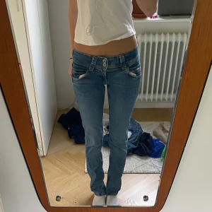 Pepe Jeans - Säljer mina snygga lågmidjade Pepe Jeans som inte kommit till användning eftersom jag tycker de är för korta på mig. Därför mycket bra skick, knappt använda. Kan posta eller mötas i Stockholm 💓💓
