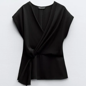 Zara blus  - Skit snygg blus från zara! Nästan aldrig  använd och inga defekter ❤️ 