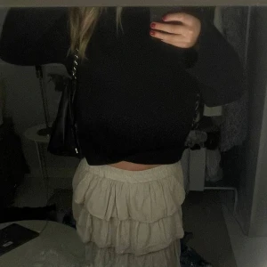 Volang kjol - Säljer denna volangkjol då den inte sitter bra på mig. Nypris är 700 och inte använd mycket💓