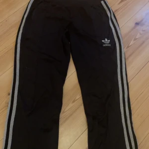 Lågmidjade adidas byxor  - Säljer dessa jätte fina adidas byxor☺️