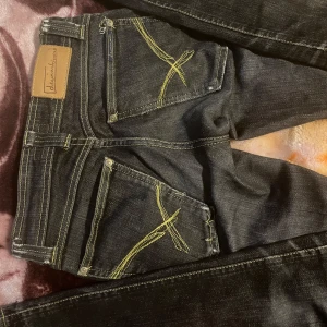 Lågmidjade straight jeans - Köpte här på Plick tyvärr är passar dom inte mig! Hör av er vid fler bilder elr frågor❣️