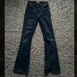 Lågmidjade jeans⭐️ - Säljer dessa lågmidjade jeansen som inte passar längre. Byxorna är använda och har lite slitningar längst ner. Utom det är det inga skador. De är långa på mig som är 166cm. Köpta för 500kr.