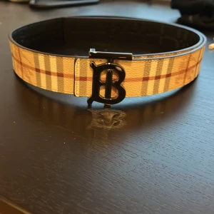 Burberry bälte  - Jätte fint skick endast provad  Hör av er vid frågor  Priset är ej hugget i sten 