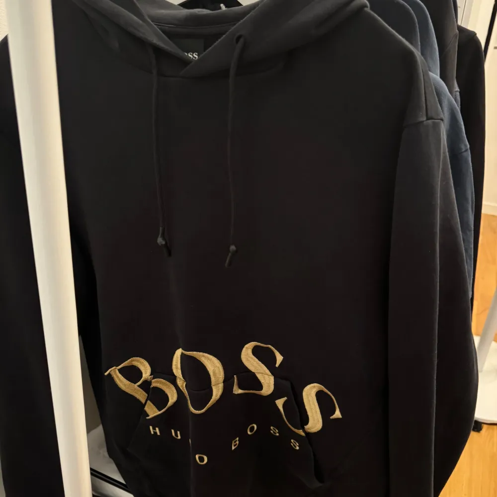 Hugo boss hoodie i storlek M. Svin bra skick, som ny och fräsch.. Hoodies.