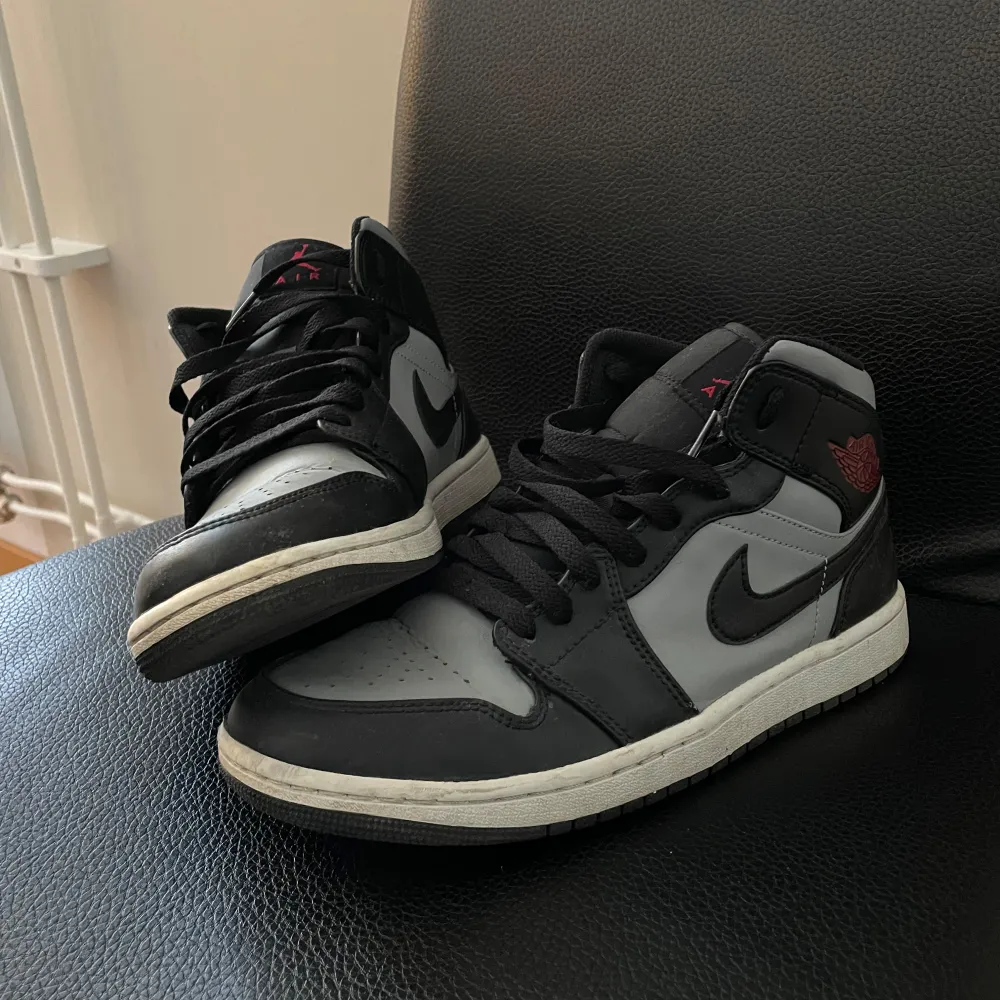 Säljer nu dessa Jordan 1 shadow red då dem ej kommer till använding, skona är använda men är frf i bra skick 7/10 lite crease på framsidan inget farligare, vid frågor är d bara o skriva . Skor.