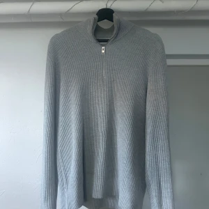 Half zip - Half zip från zara, väldigt bra sick inte så använd.