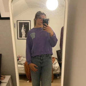 Lila sweatshirt - Säljer denna snygga lila sweatshirt från pull and bear i storlek m, den är i bra skick. 