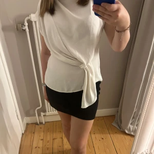 Jätte fin vit blus - Vit blus från zara som jag nu vill sälja då jag inte får den till användning💕