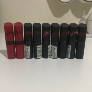 Kate Moss lipstick RIMMEL - Kate Moss lipstick RAMMEL. 9 st. Ord pris, 100kr/styck. Några är pyttelite använda och några är helt nya. Alla 9 stycken kostar 200 kr. 