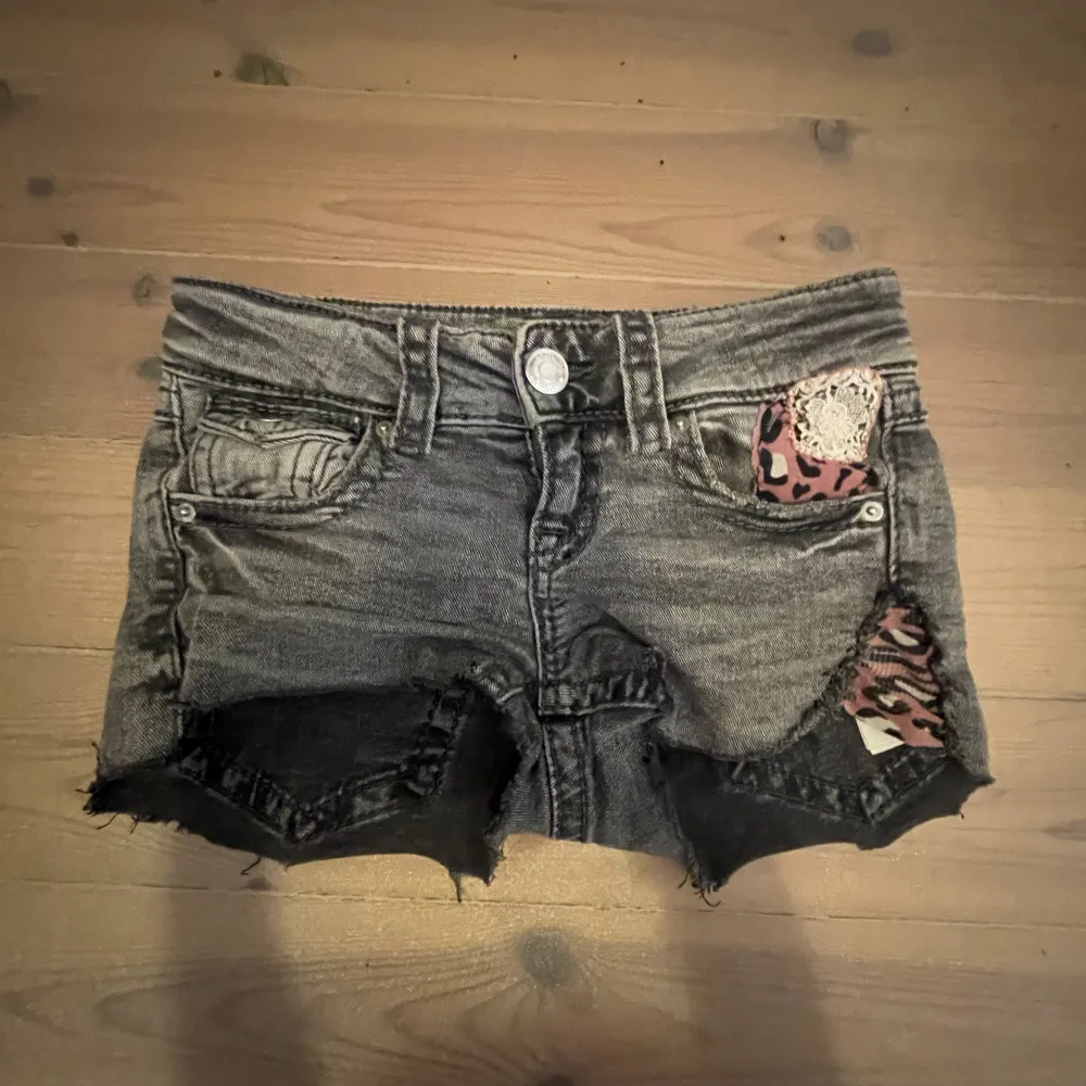 Egen sydda jeans short med rosa leopard detaljer💘. Shorts.