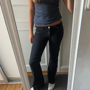 Svarta lågmidjade jeans - Svarta så najs lågmidjade bootcut jeans⭐️⭐️ sitter perfekt jag är 169 cm