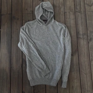 Oscar Jacobson Cashmere hoodie  - Oscar Jacobson Kashmir hoddie! Skick 8/10 har använts men inge nopprig. Storlek XL men sitter som L. Nypris är 1599 säljer denna för 799