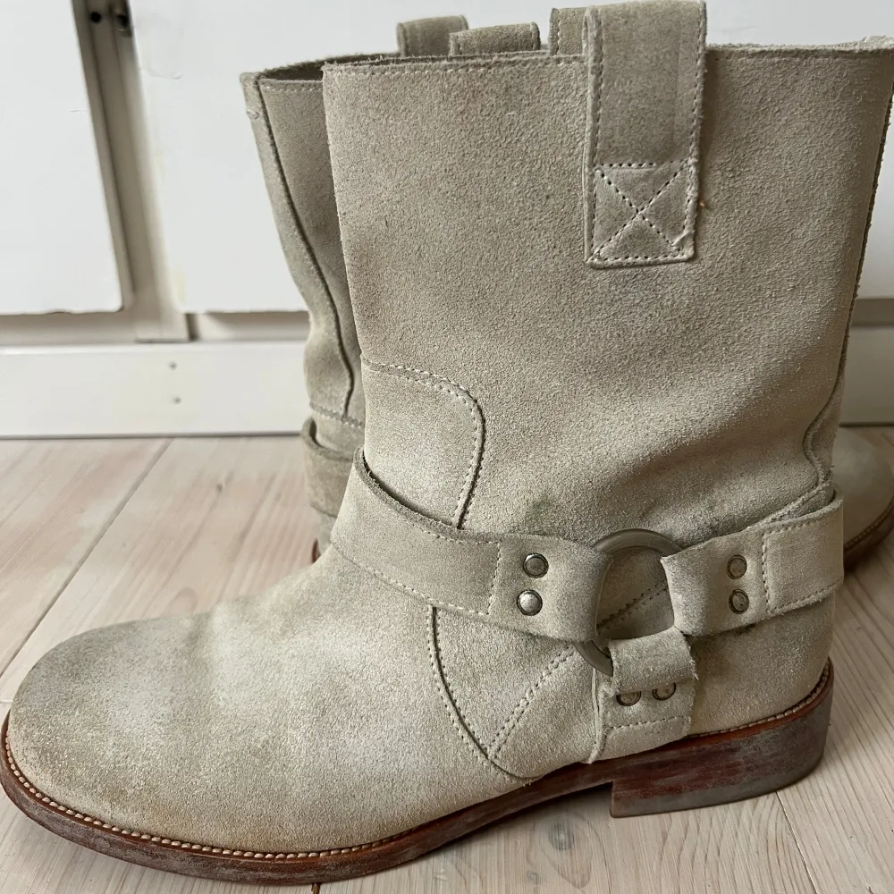 Vintage skit snygga grå/beige boots från Maison Margiela🙏🏻⭐️ perfekta höst bootsen!!  Riktig bra sko som är tung och rejäl! Passar även mig som har storlek 37🍒skriv för mer bilder eller frågor, priset är diskuterbart vid snabb affär❤️‍🔥. Skor.