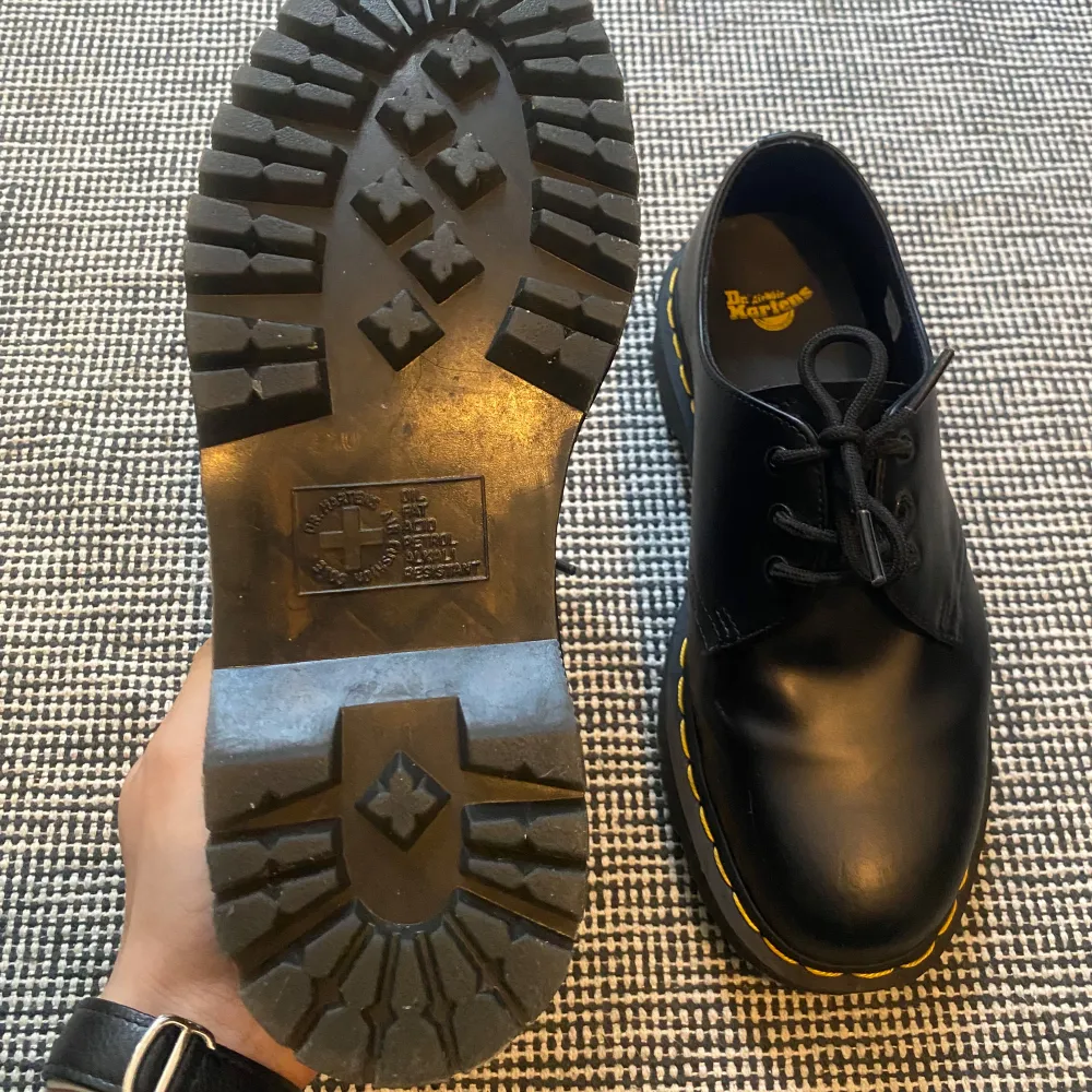 Hejsan! Då var det dags att sälja av dessa fina Dr Martens då jag inte längre använder dom.  Skorna har varit varsamt använda ett fåtal gånger. Under de senaste två åren har de dock stått oanvända.   Strl. 41  Modell: 1641 Bex   Hör gärna av dig ifal. Skor.