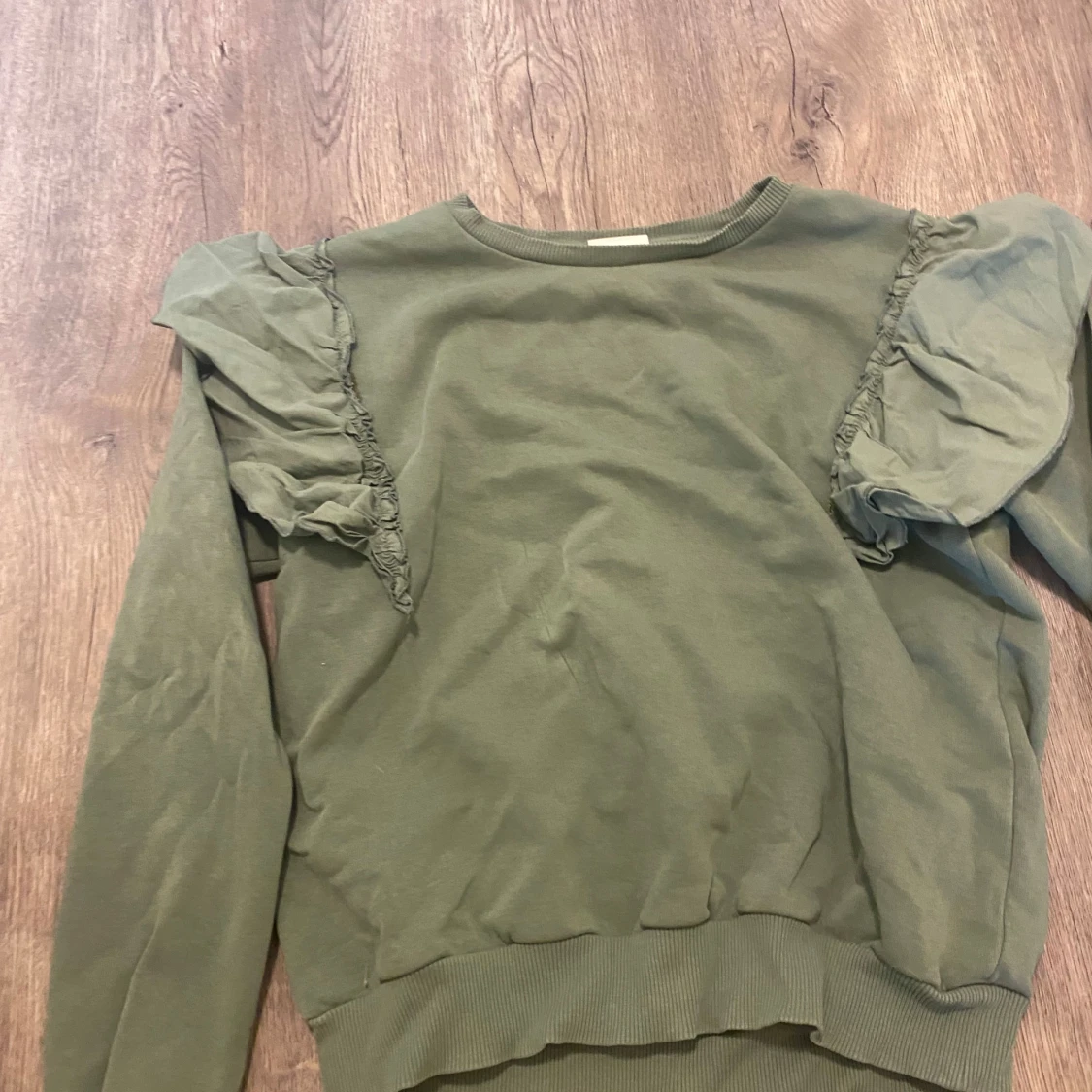 Grön tröja med volanger