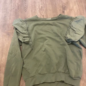 Grön tröja med volanger - En jätte fin o mysig grön tröja med volanger  Säljer den för att den är för liten💗 I stl 158/164