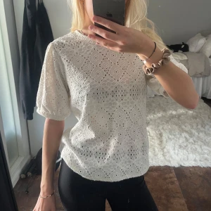 Topp - Fin lite creme vit t-shirt i fint skick, använt 5 gånger. Säljer då den inte kommer till användning så mycket