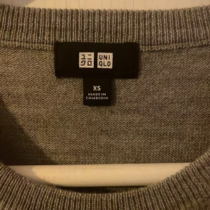Grå tröja - Säljer denna sköna merinoull tröja från uniqlo | skick 10-10 | ny pris 500 mitt pris 300kr | kvitto finns | modell är 180 och väger 58kg | hör av er för några frågor |