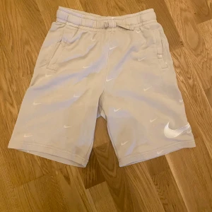 Nike shorts. Vit/beige - Storlek L I barnstorlek(148-158cm, går att använda om man är längre) Bra skick. Säljer pga för små