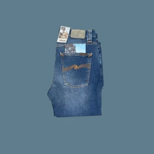 Nudie Jeans ”Lean Dean” - Säljer ett par feta blå Nudie Jeans | passformen är slimfit | storleken är 28/30 (W/L) | byxorna har en skön tvätt och nästan helt nya (10/10) | nypris är ungefär 1600 kr, vårt pris 549 kr | hör av dig vid frågor eller funderingar 💯