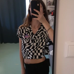 Rutig skjorta - Säljer denna skjortliknande t-shirten med ett typ rut-mönster. Har inte använts de senaste 2-3 åren. Det är en kollektion HM gjorde med liunic. Skönt, luftigt material. Kontakta vid intresse eller liknande. Kan tänka mig sänka pris. Passar xxs, xs.  