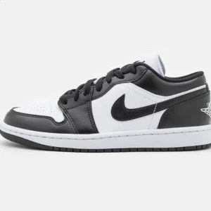 Air Jordan 1 - Säljer mina jordan 1 Low då ja inte använder dom längre. Jättefint skick och inga defekter! Pris kan diskuteras . Fick dom i julklapp förra året så är inte jätte gamla. Skriv om ni vill veta mer eller vill ha egna bilder från mig! Endast Swish!😊