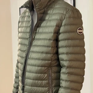 Colmar jacka  - Helt ny jacka från Colmar jacka i storlek S. Säljs då den är lite för liten. Rekomenderar inte för någon som är över 183 lång.   Köpt från Best Secret. Ord pris 2400kr