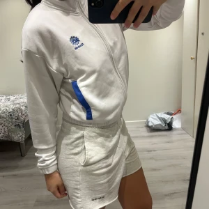 Reebok kofta - Gammal modell från Reebok men är fortfarande ganska snygg. Storlek xs men passar en S. 