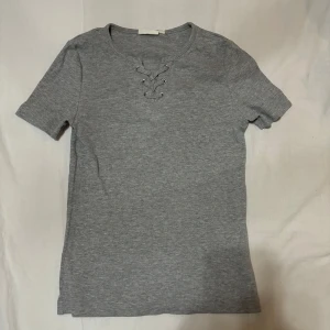 T-shirt - En grå T-shirt, knappast använt 