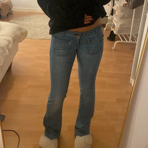 Miss sixty jeans - Jättesnygga lågmidjade Bootcut miss sixty jeans i storlek 29, innerbenslängden 88, midjemåttet 40