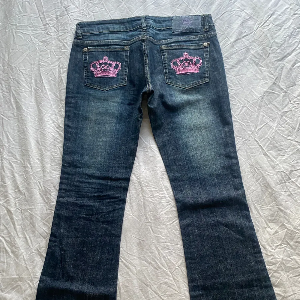 Victoria Beckham Lågmidajde bootcut jeans med rosa fickor storlek w32 men väldigt små i storleken passar en M/L bra skick men saknas få stenar på fickorna  Midjemått: 40 cm  Innerbenslängd: 77 cm  Ytterbenslängd: 100 cm  Y2k vintage fairy Coquette . Jeans & Byxor.