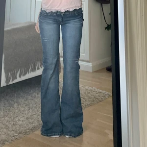 Lågmidjade bootcut jeans  - Supersnygga från Limbo. Passar mig som vanligtvis har xxs/xs i jeans. Midjemåttet är 37cm tvärs över och innerbenslängden är 83cm. Hör av er om ni har några funderingar🫶