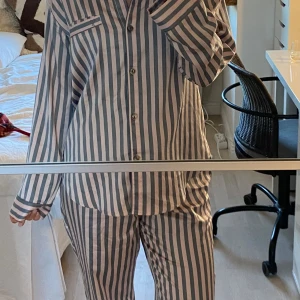 Sidenpyjamas från Victoria’s Secret  - Sidenpyjamas med byxor och skjorta! Har en pytteliten defekt på vänstra bröstet, men annars fint skick🩷