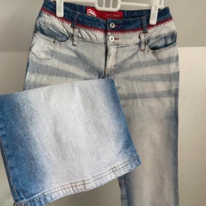 Lågmidjade bootcut jeans - Säljer dessa unika lågmidjade bootcut jeans. De är i bra skick, pris kan diskuteras 😇