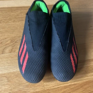 Adidas fotbollsskor  - Mycket bra skick Passar inte mer därför säljes