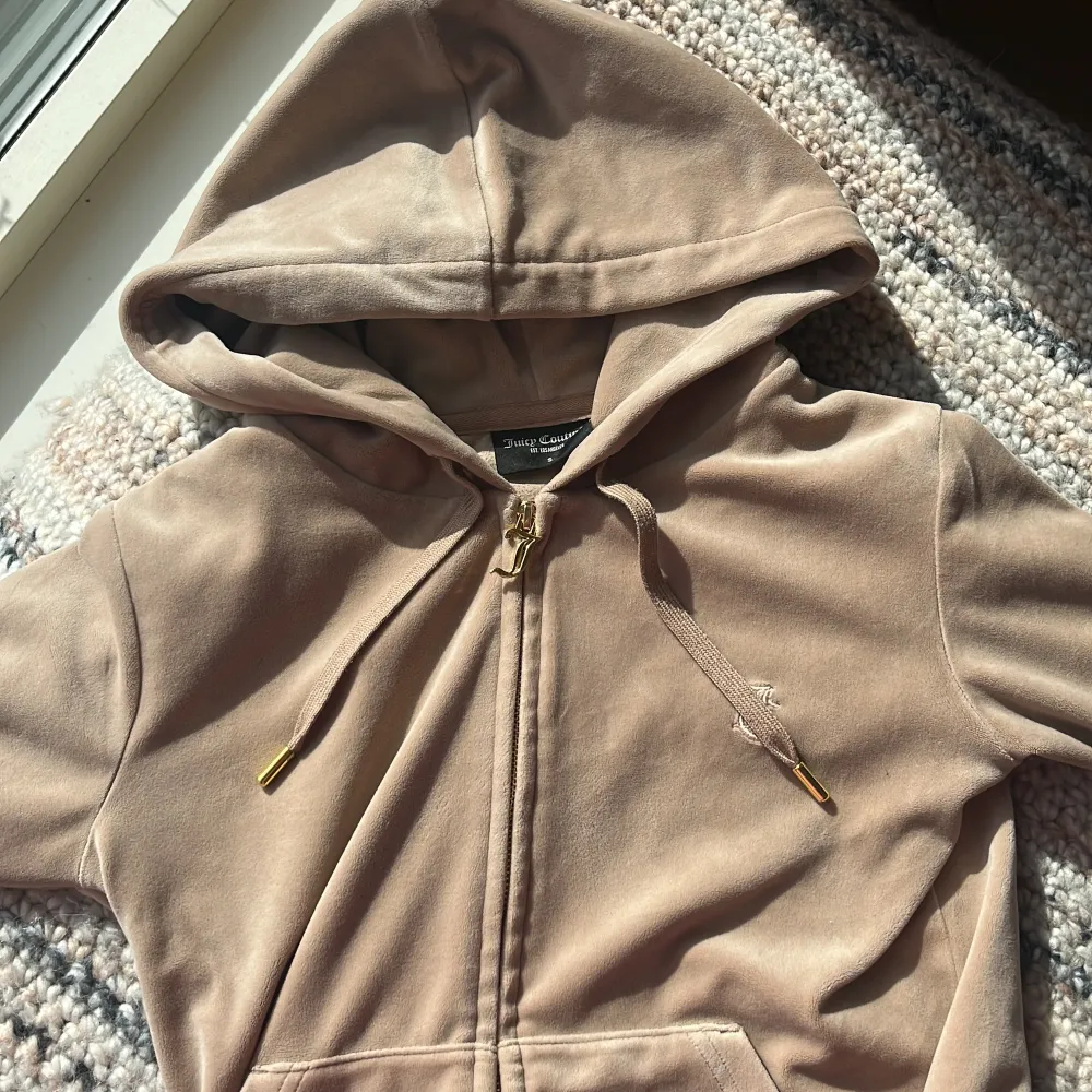 Jätte fint beiget sett köpt från juicy med guld detaljer, jätte bra skick och knappt använt då storleken var fel. Storlek: S 🫶🏻. Hoodies.