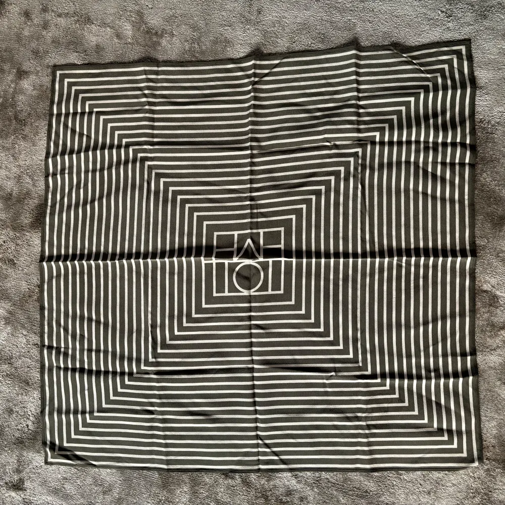 🌸 signature monogram silk scarf toteme - grön 🌸 57x57 cm 🌸 ingenting att anmärka, lite skrynklig. Oanvänd, tyvärr bara legat nedvikt. Ta med den ut på äventyr 💕 . Asusteet.
