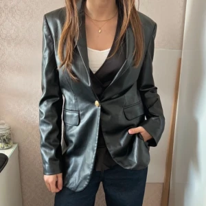 Skinnjacka Zara - Svart faux skinnjacka från Zara använd 1 gång med guldfärgade detaljer. Storlek S  Pris kan diskuteras  