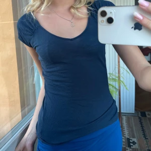 Ull-topp - Marinblå super fin💗💓💓💗 litet hål se sista bilden 