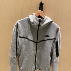 Nike tech fleece - (Pris kan diskuteras vid snabb affär) Haft den ett bra tag men inga skador eller fläckar på den. Storlek M. Inte min typ av klädstil längre därför jag säljer den, bara att skriva om ni har frågor eller vill ha flera bilder:)
