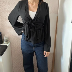 Ginatricot svart blus - Svart blus från gina, storlek S  Pris kan diskuteras