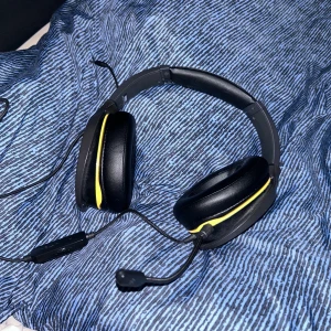 Gaming hörlurar - Säljer mina gamla gaming hörlurar som jag inte använder längre. De funkar fortfarande som de ska men har bara ingen användning av de längre. Hör av ee vid intresse 