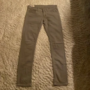 Dondup jeans - Dessa Dondups som är nästan omöjliga att få tag på säljs nu, brallorna är slimfit och är storlek 29 men små i storleken så skulle säga att dem passar någon runt 18cm