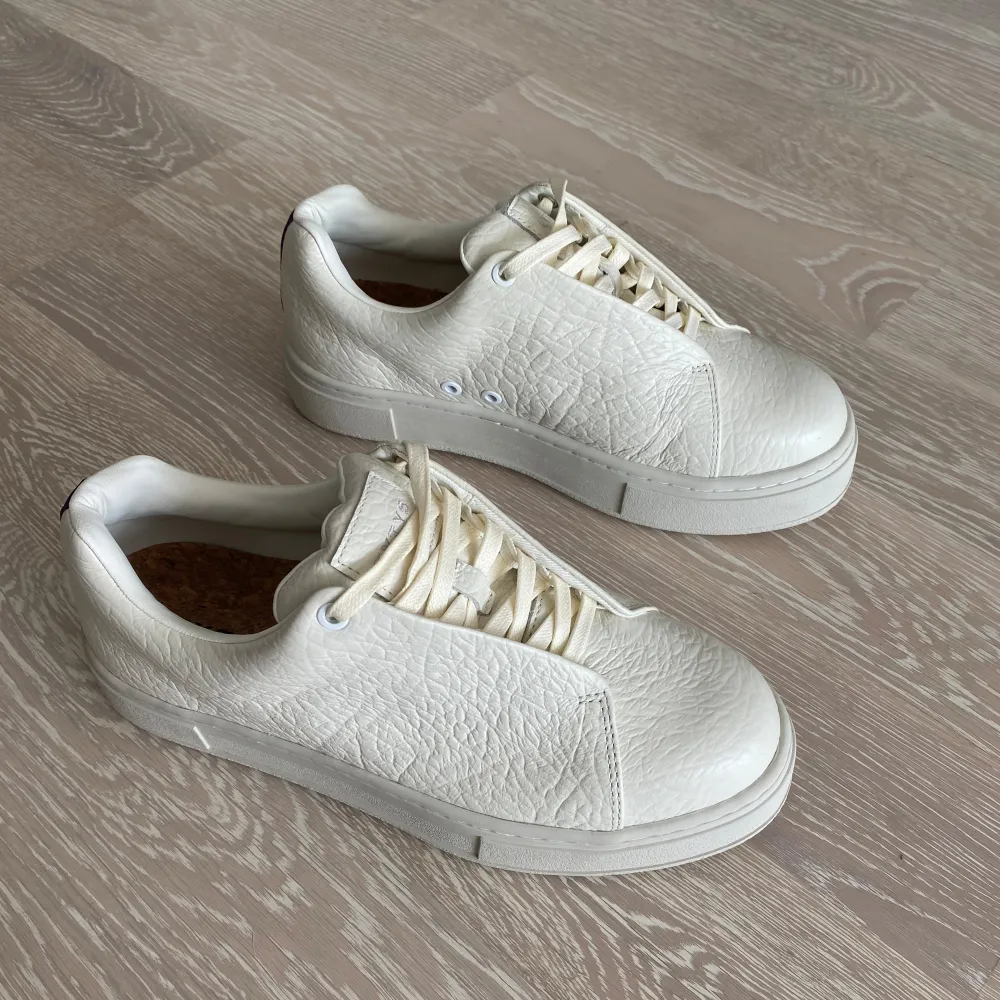 Ett par helt nya och fräscha EYTYS sneakers i nyskick.  Passar inte mig därför säljer jag dessa. Pris kan diskuteras.  Ej använda.  Strl 41. Ordinariepris 2100 kr.. Skor.