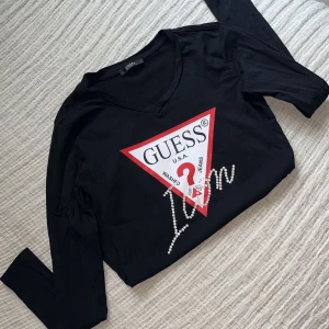 Guess  - Hej! Säljer en tröja från Guess, nypris ca 700, mitt pris 300 kr. Skynda fynda helt ny tröja. 