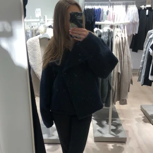 Kappa från Gina Tricot - Supersnygg marinblå Teddy kappa från Gina. Den är använd i några månader men är i bra skick!!💞 Tveka inte att skriva vid eventuella funderingar eller fler bilder! Nypris 600, pris kan diskuteras vid snabb affär💞